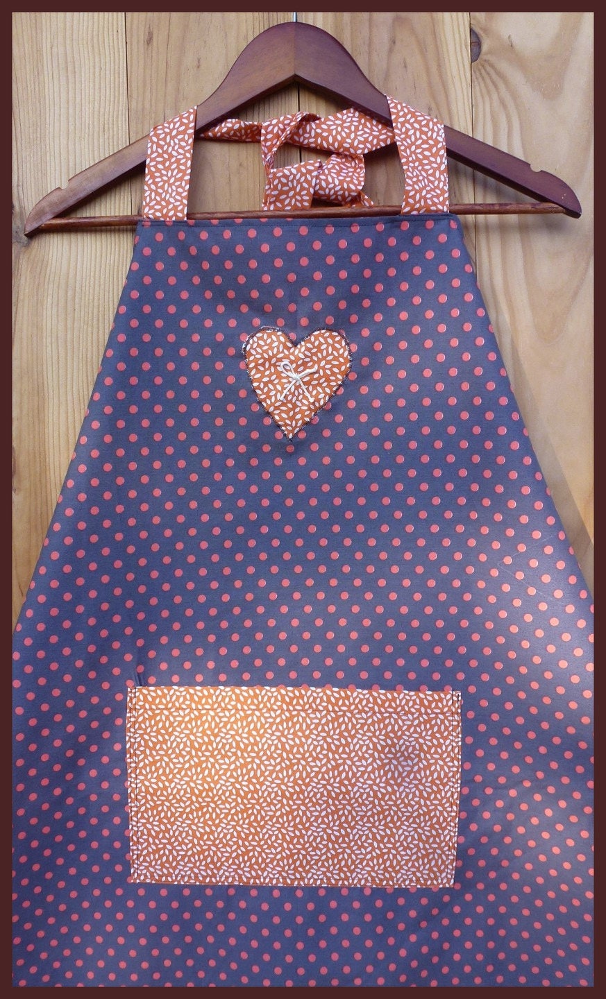 Küchenschürze „Reiskorn" Aus Dunkelgrauem Baumwollstoff Mit Orangefarbenen Punkten, Einheitsgröße von FleurdeLinBoutique