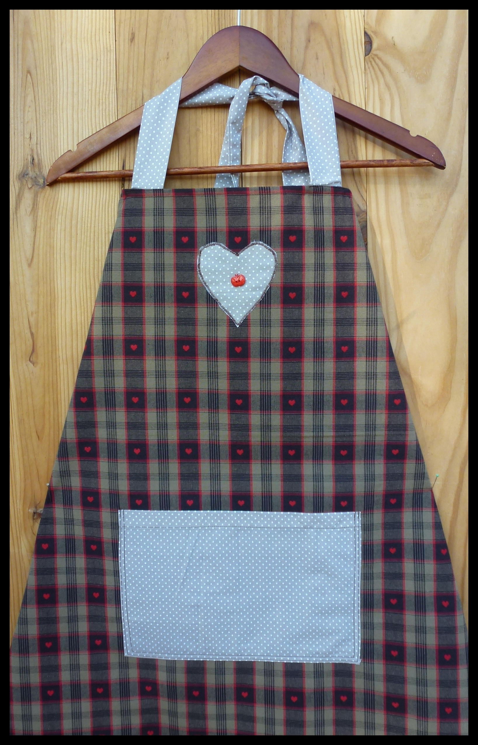 Küchenschürze Aus Braunem Stoff Mit Karos Und Roten Herzen von FleurdeLinBoutique