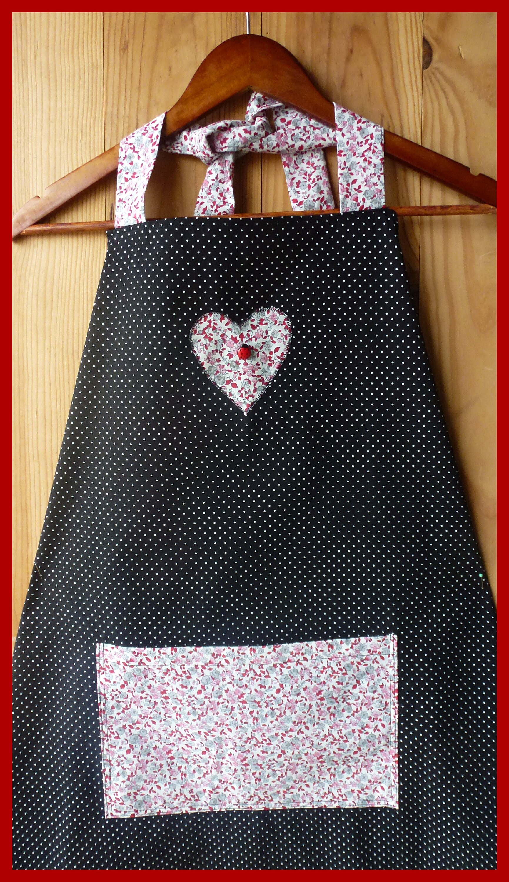 Küchenschürze "In Rot Und Schwarz" von FleurdeLinBoutique