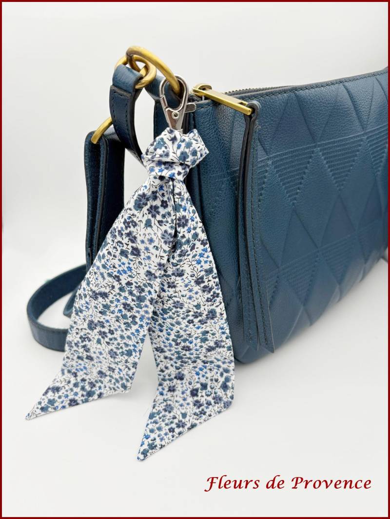 Taschenanhänger, Handtaschenzubehör, Schlüsselanhänger - Liberty Phoebe Blauer Stoff von FleursProvence