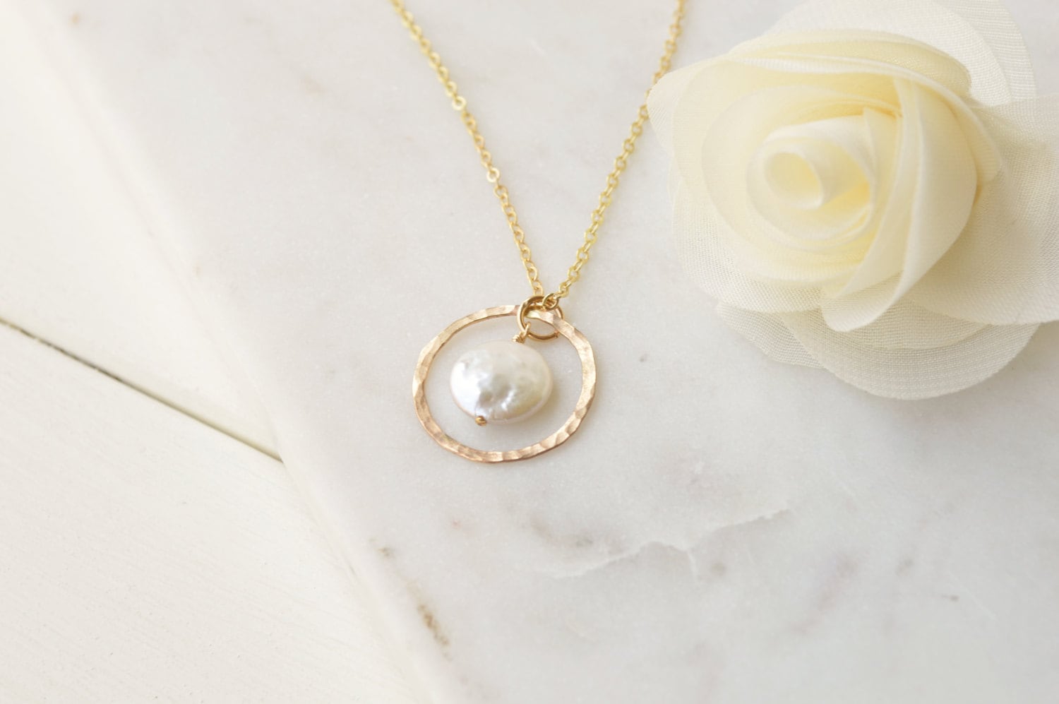 Süßwassermünzenperlen-Anhänger-Halskette - 14K Gold Filled Oder Sterling Silber von Fleurtations