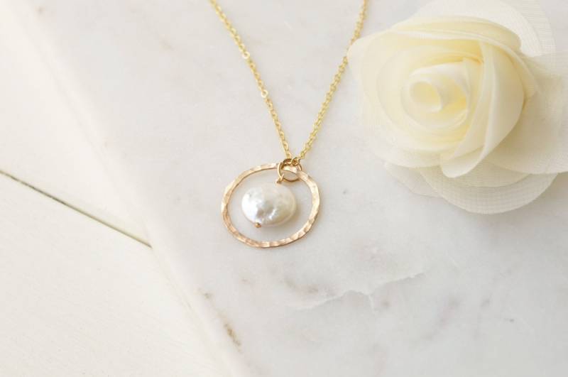 Süßwassermünzenperlen-Anhänger-Halskette - 14K Gold Filled Oder Sterling Silber Süßwassermünzenperlen-Anhänger-Halskette - 14K Gold Filled Oder Sterling Silber von Fleurtations