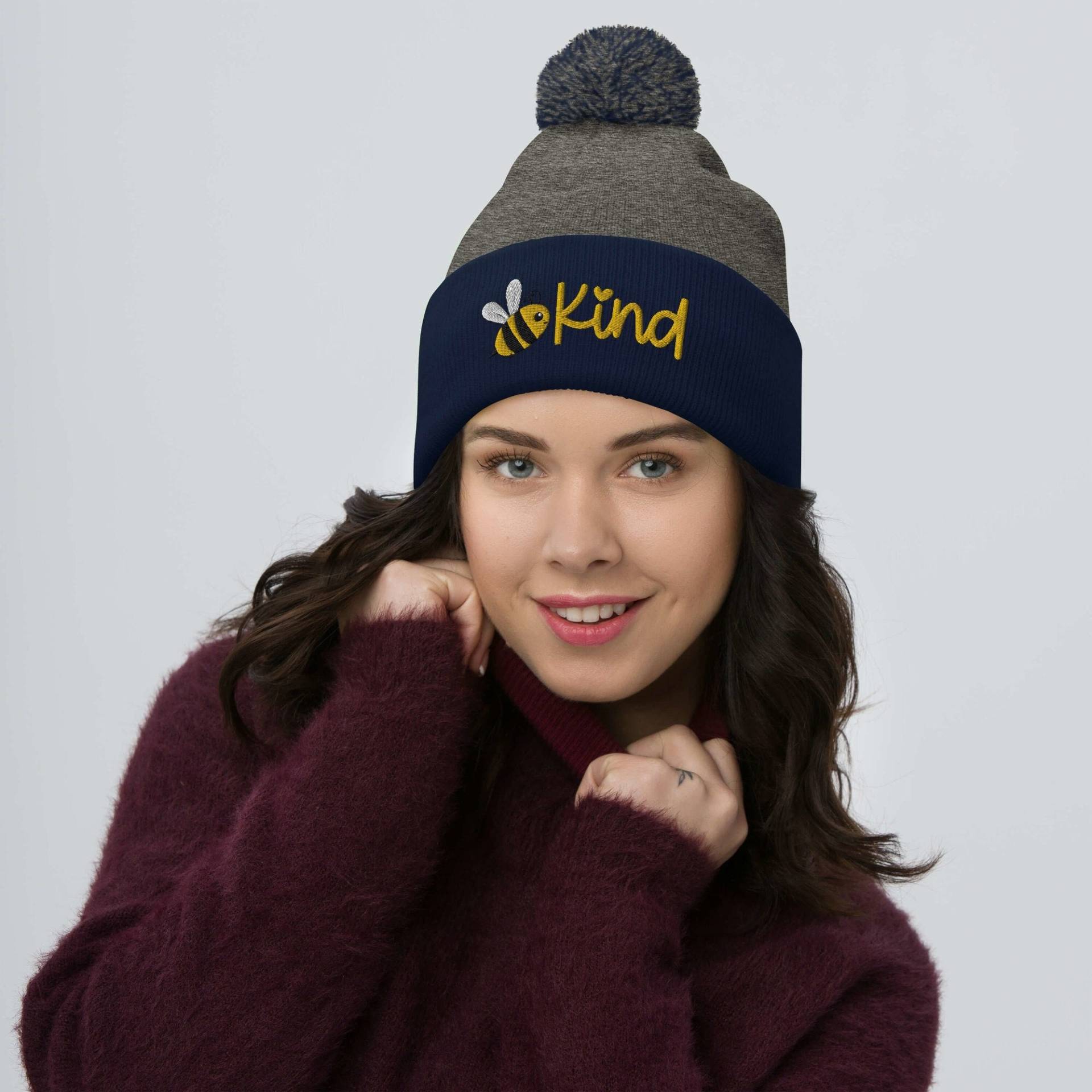 Be Kind Pom-Pom Beanie, Weihnachtsgeschenk, Geburtstag, Positive Affirmationen, Mützen Für Frauen, Geschenk Ihn, Sie, Ästhetisch von FlexYogi