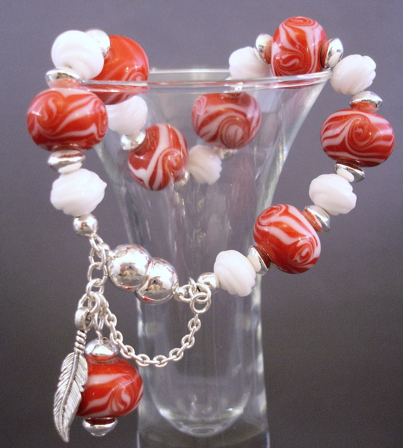 Armband Peppermint Swirl Lampwork Rot Und Weiss Glasperlen, Sterling Silber Armband Peppermint Swirl Lampwork Rot Und Weiss Glasperlen, Sterling Silber von FlightsofFancyDesign