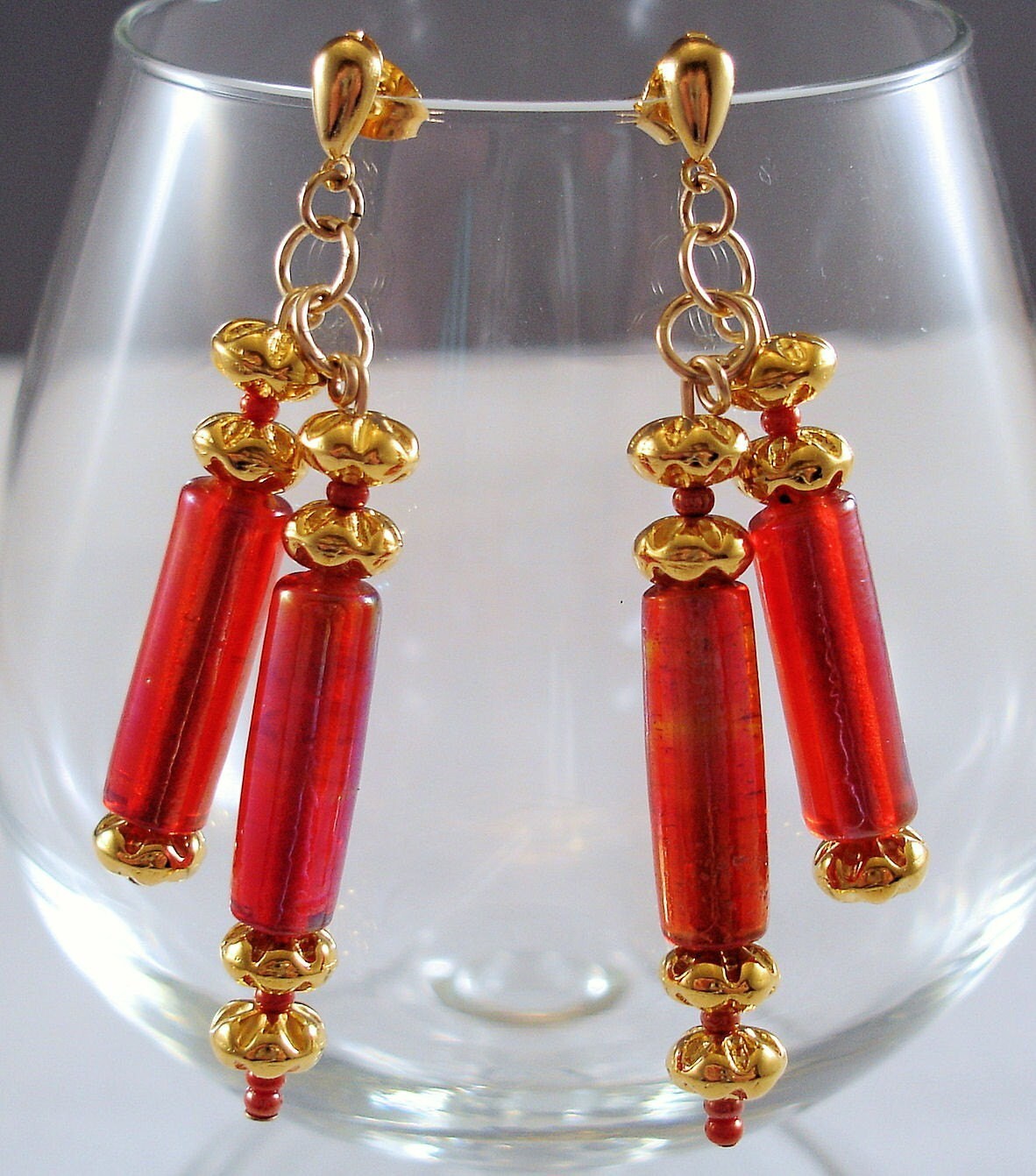 Aurora Borealis Glasperlen-Ohrringe Gold Filled Rote Ohrhänger Aurora Borealis Glasperlen-Ohrringe Gold Filled Rote Ohrhänger von FlightsofFancyDesign