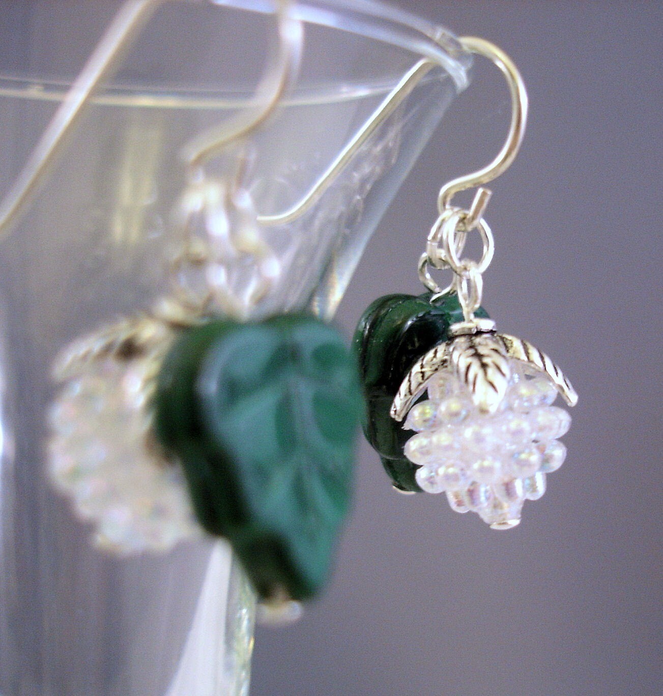 Baby Winterbeeren Ohrringe Sterling Silber Lucite Bead Ohrhänger Baby Winterbeeren Ohrringe Sterling Silber Lucite Bead Ohrhänger von FlightsofFancyDesign