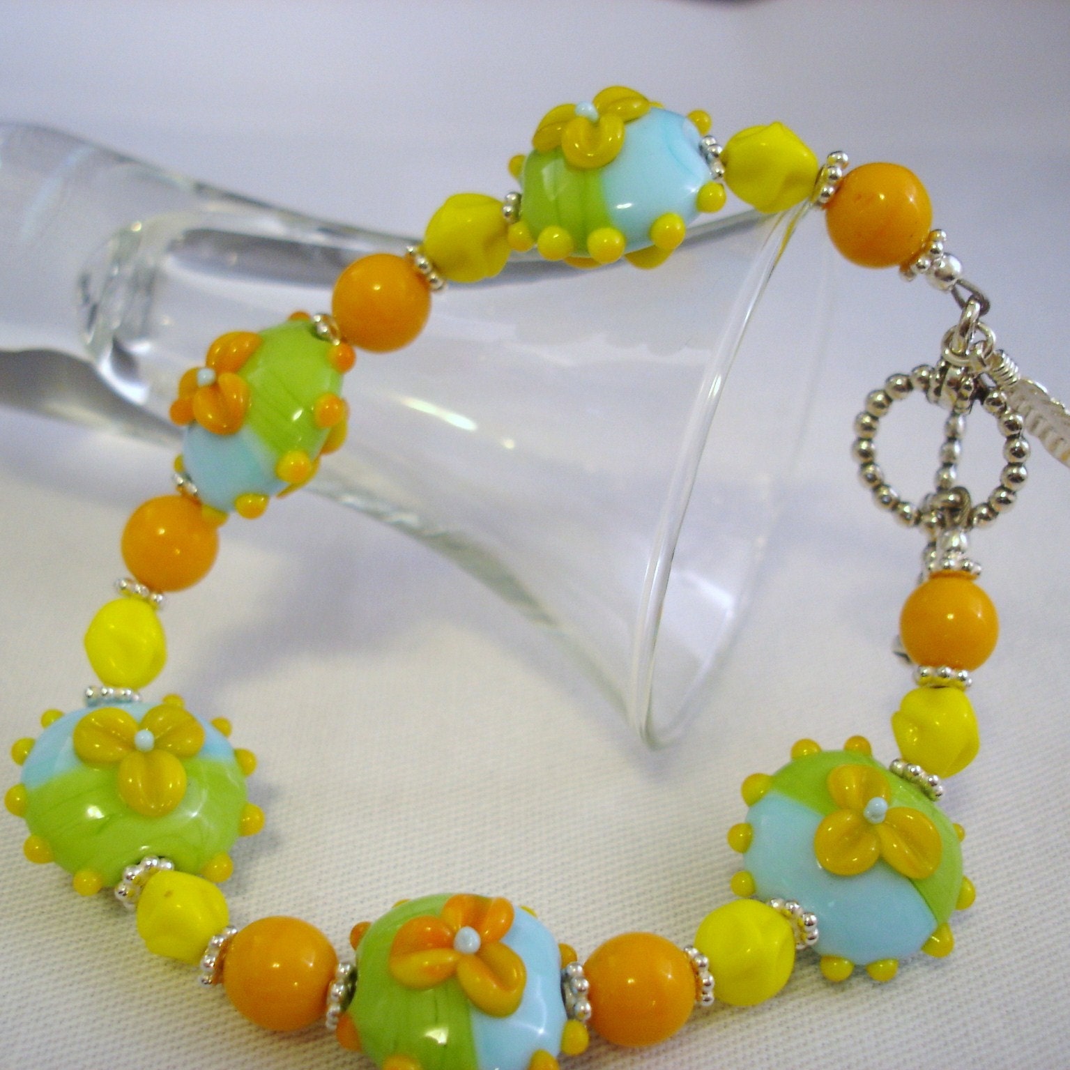 Floral Lampwork Glas Perlen Armband - Sterling Silber Akzente Floral Lampwork Glas Perlen Armband - Sterling Silber Akzente von FlightsofFancyDesign