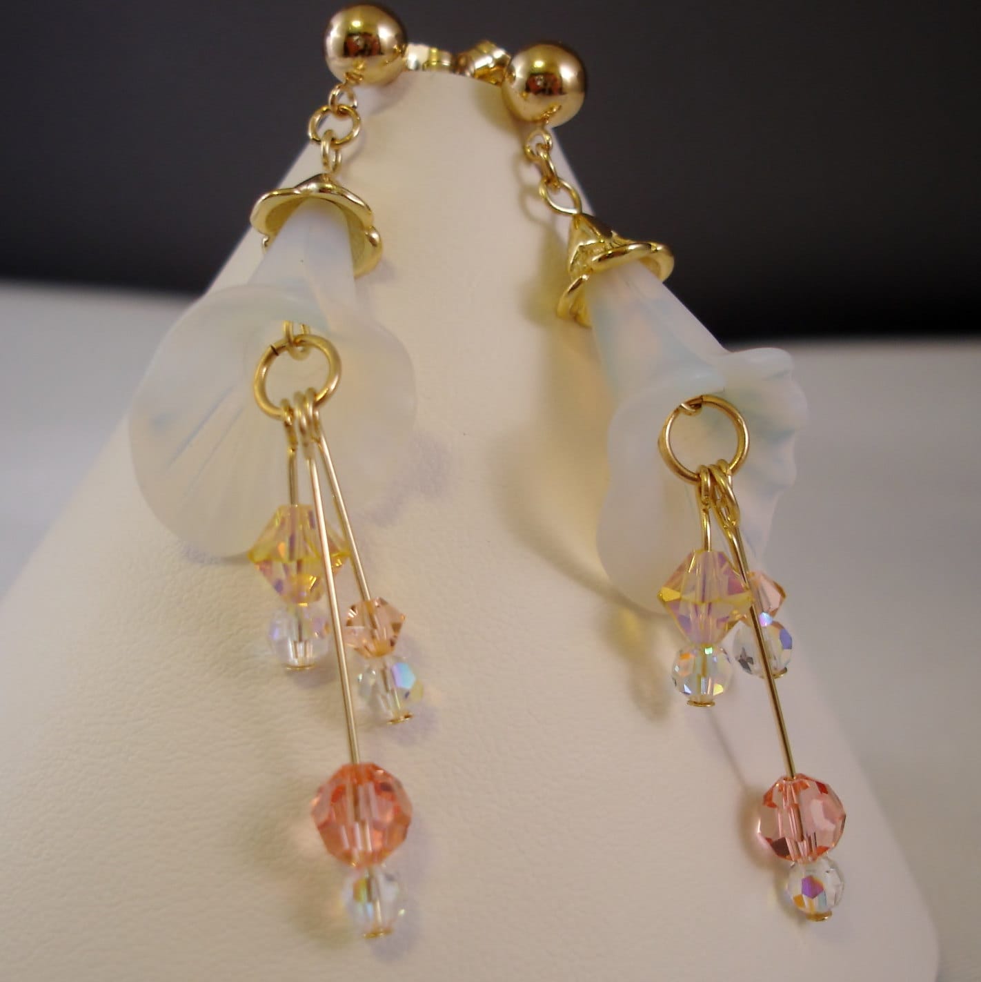 Gold Filled Lilien Ohrringe Swarovski Kristall Ohrhänger Gold Filled Lilien Ohrringe Swarovski Kristall Ohrhänger von FlightsofFancyDesign
