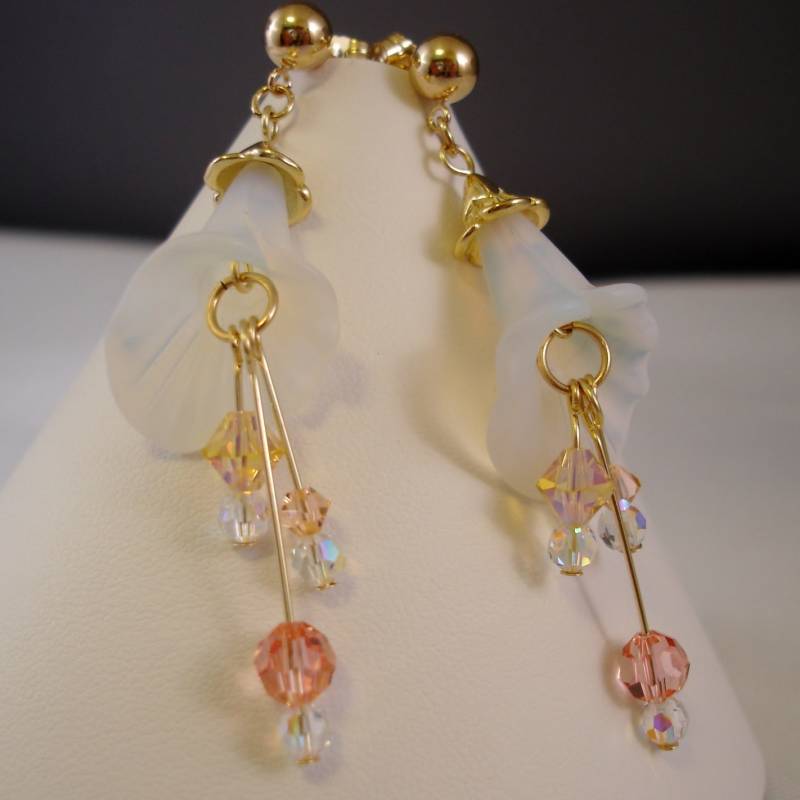 Gold Filled Lilien Ohrringe Swarovski Kristall Ohrhänger Gold Filled Lilien Ohrringe Swarovski Kristall Ohrhänger von FlightsofFancyDesign