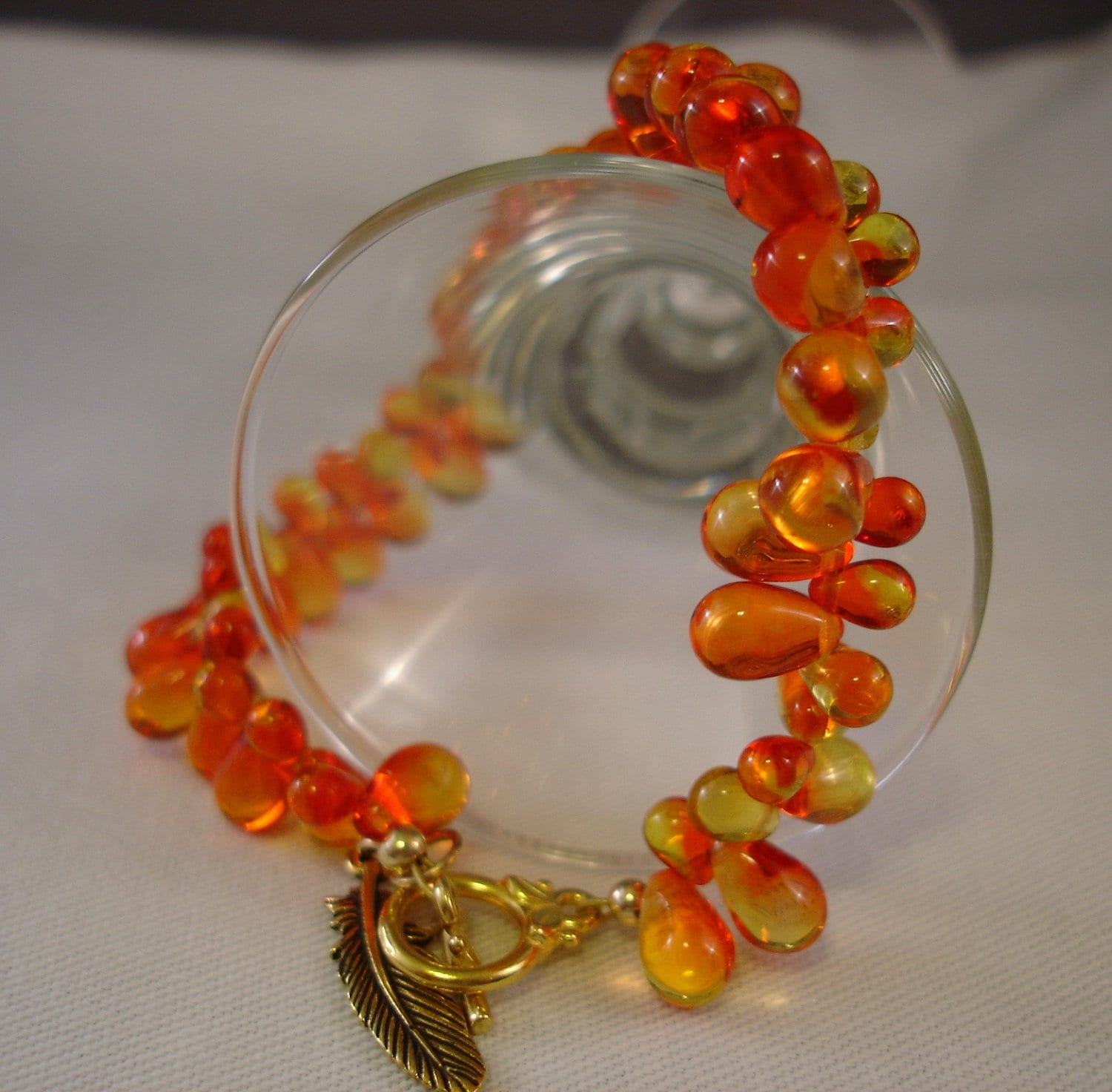 Herbstliches Teardrop Armband Orange & Gelbe Glasperlen, Gold Filled Verschluss Herbstliches Teardrop Armband Orange & Gelbe Glasperlen, Gold Filled Verschluss von FlightsofFancyDesign