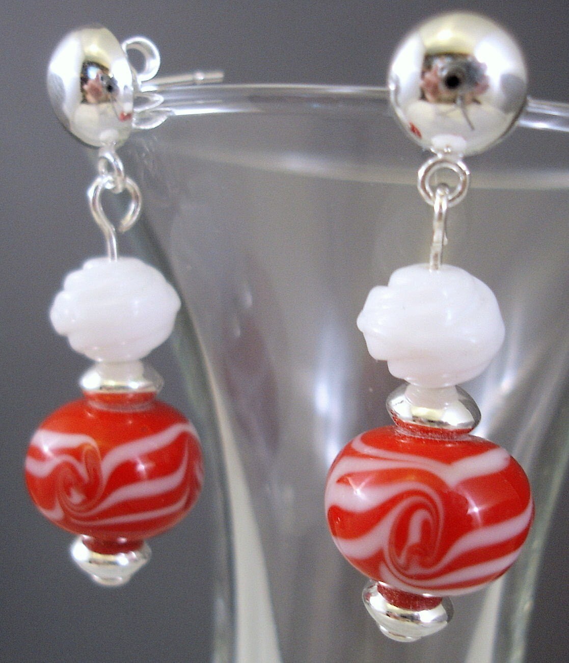 Pfefferminz-Strudel-Ohrstecker Lampwork-Glas, Sterlingsilber-Ohrstecker Pfefferminz-Strudel-Ohrstecker Lampwork-Glas, Sterlingsilber-Ohrstecker von FlightsofFancyDesign