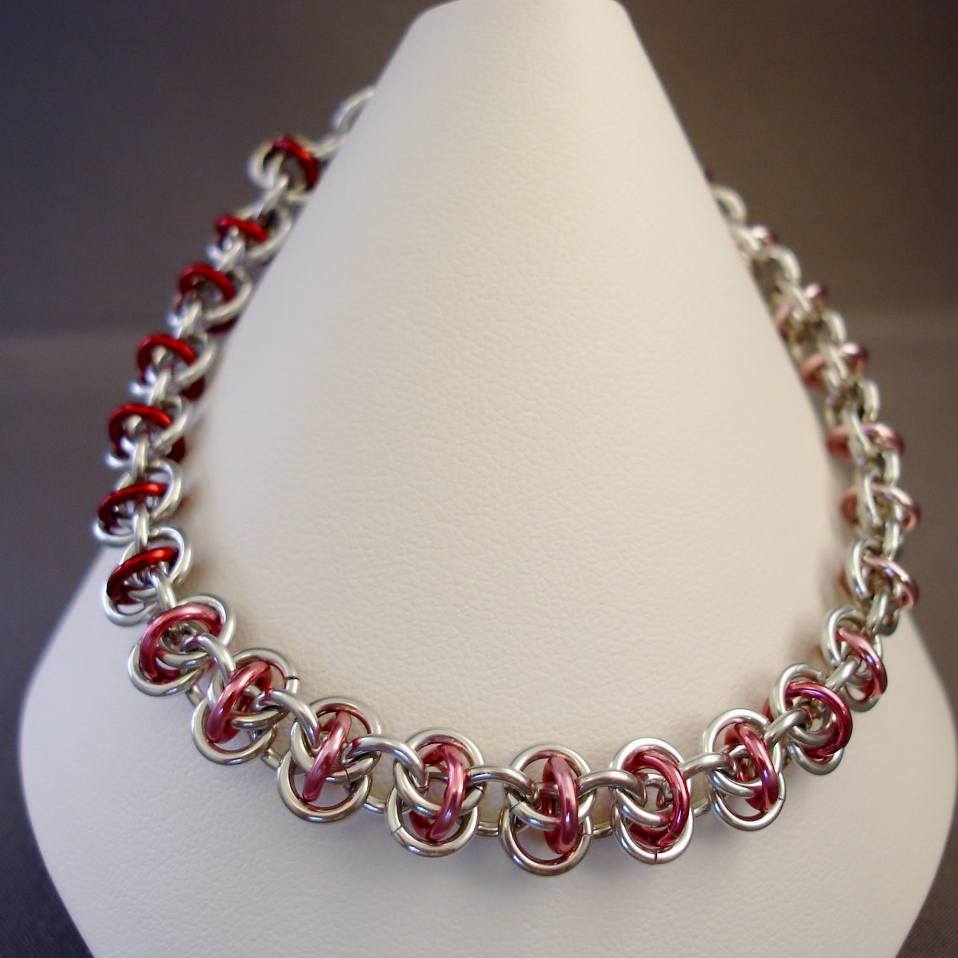 Pink Chainmaille Armband Verschluss Aus 925Er Silber, Eloxiertes Aluminium Pink Chainmaille Armband Verschluss Aus 925Er Silber, Eloxiertes Aluminium von FlightsofFancyDesign