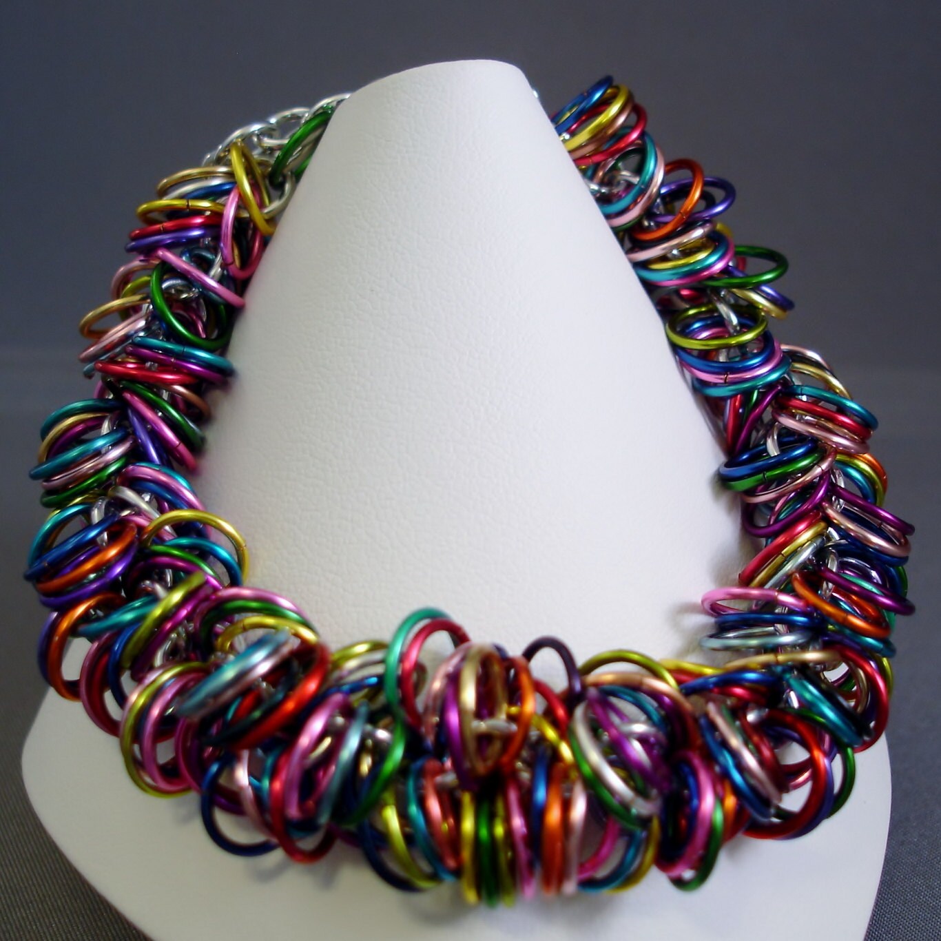 Regenbogen Chainmaille Armband Eloxierte Aluminium Ringe, Sterling Silber Verschluss Regenbogen Chainmaille Armband Eloxierte Aluminium Ringe, Sterling Silber Verschluss von FlightsofFancyDesign