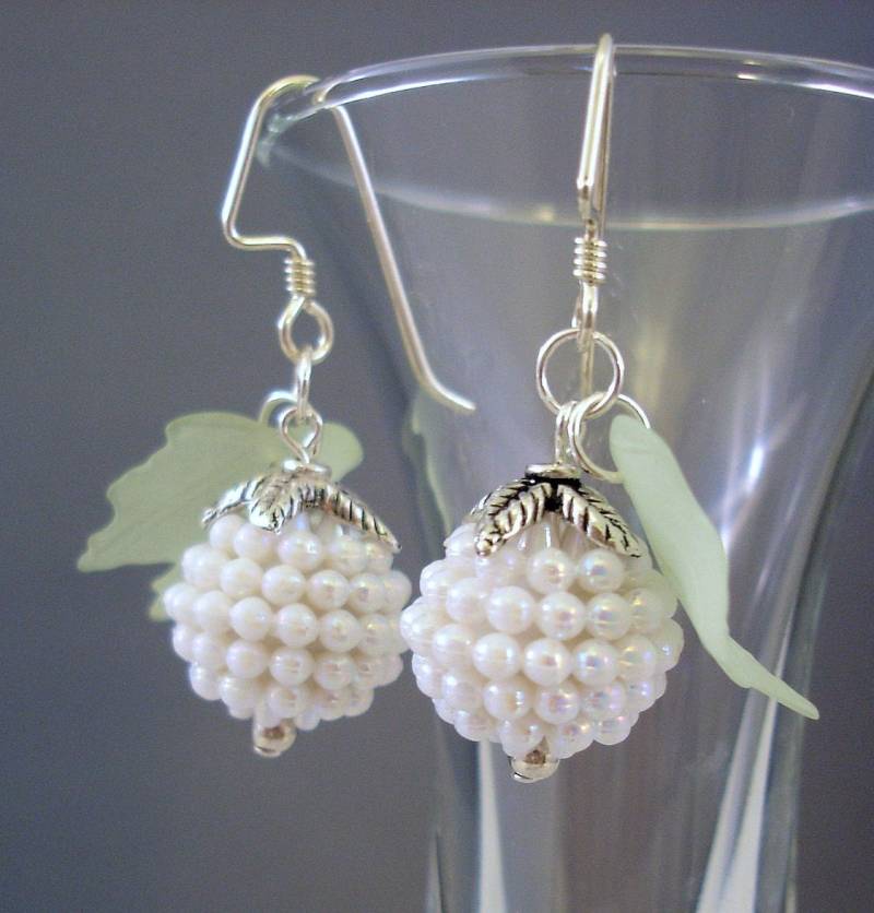 Schneebeeren Ohrringe Aurora Borealis Lucite Perlen, Sterling Silber Schneebeeren Ohrringe Aurora Borealis Lucite Perlen, Sterling Silber von FlightsofFancyDesign