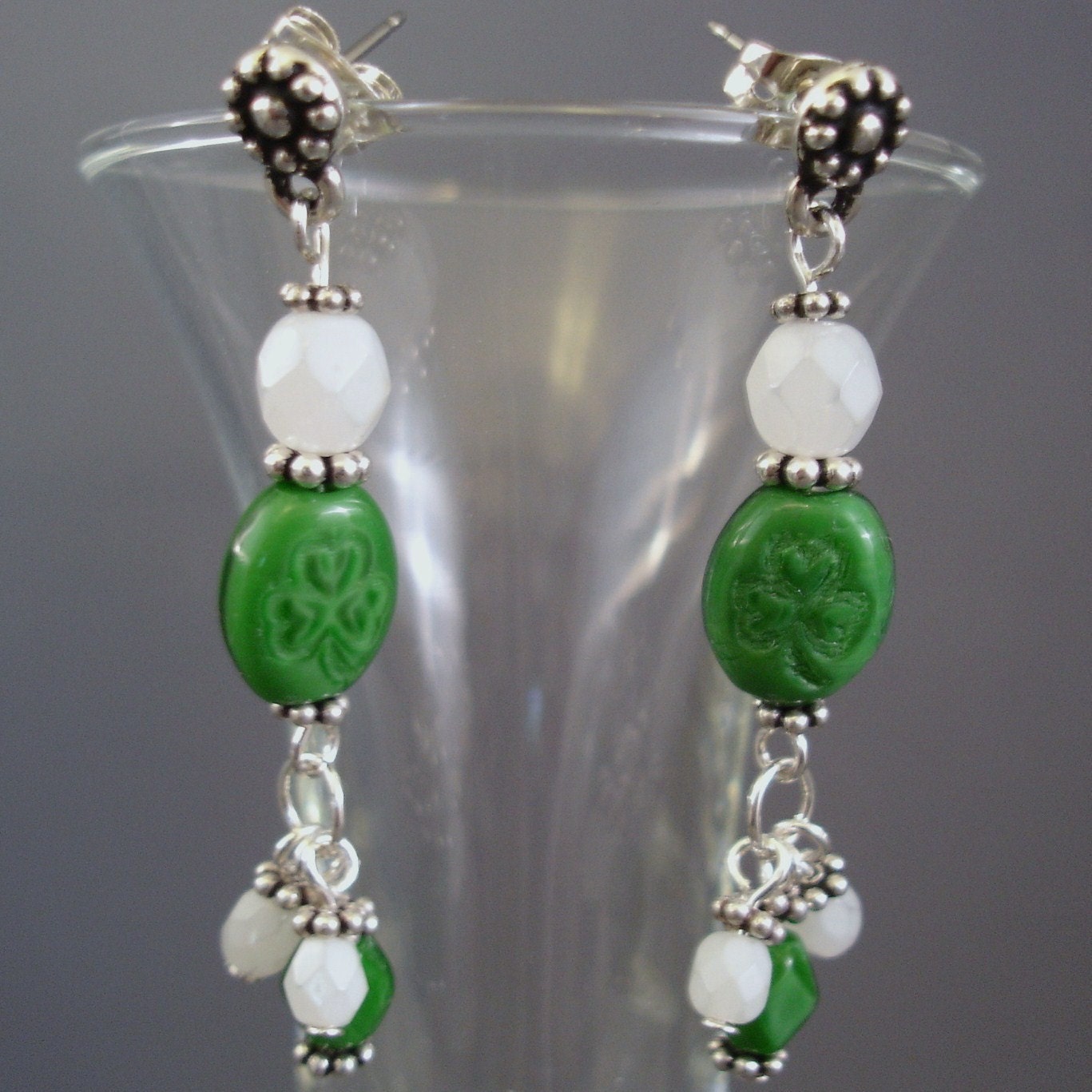 Sterling Silber St Patricks Ohrringe Grüne Shamrock Glasperlen Anhänger Sterling Silber St Patricks Ohrringe Grüne Shamrock Glasperlen Anhänger von FlightsofFancyDesign