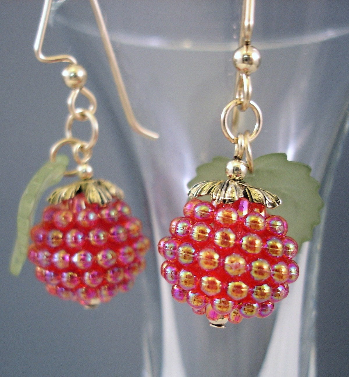 Weihnachtsbeeren Ohrringe Rote Lucite Perlen, Vergoldete Brisuren Weihnachtsbeeren Ohrringe Rote Lucite Perlen, Vergoldete Brisuren von FlightsofFancyDesign