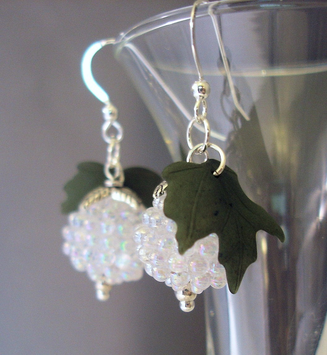 Winterbeeren Ohrringe Aurora Borealis Lucite Perlen, Sterling Silber Winterbeeren Ohrringe Aurora Borealis Lucite Perlen, Sterling Silber von FlightsofFancyDesign