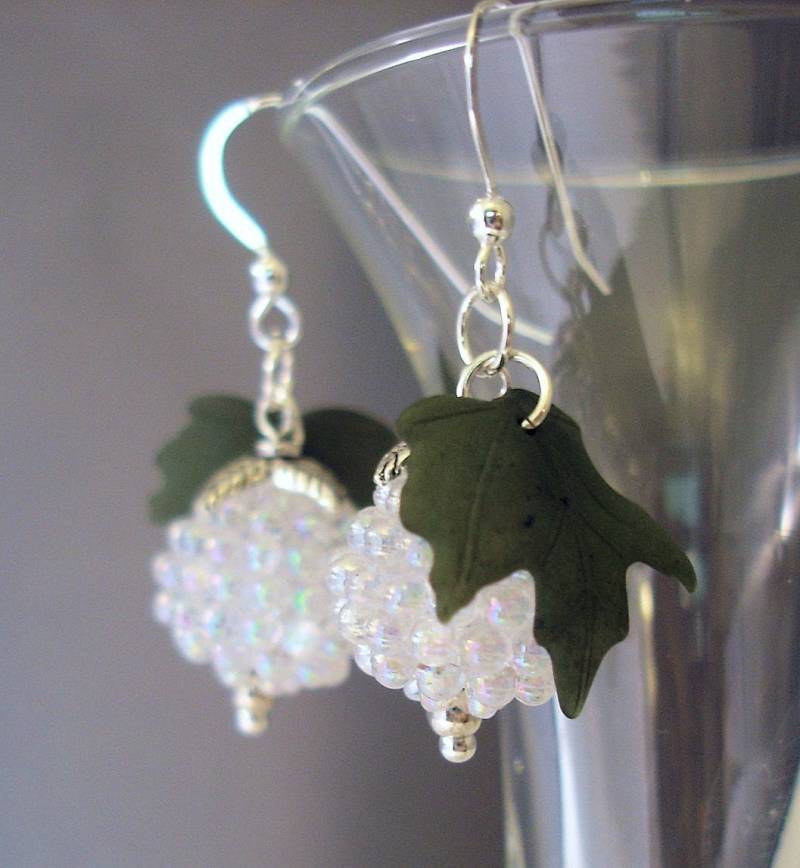 Winterbeeren Ohrringe Aurora Borealis Lucite Perlen, Sterling Silber Winterbeeren Ohrringe Aurora Borealis Lucite Perlen, Sterling Silber von FlightsofFancyDesign