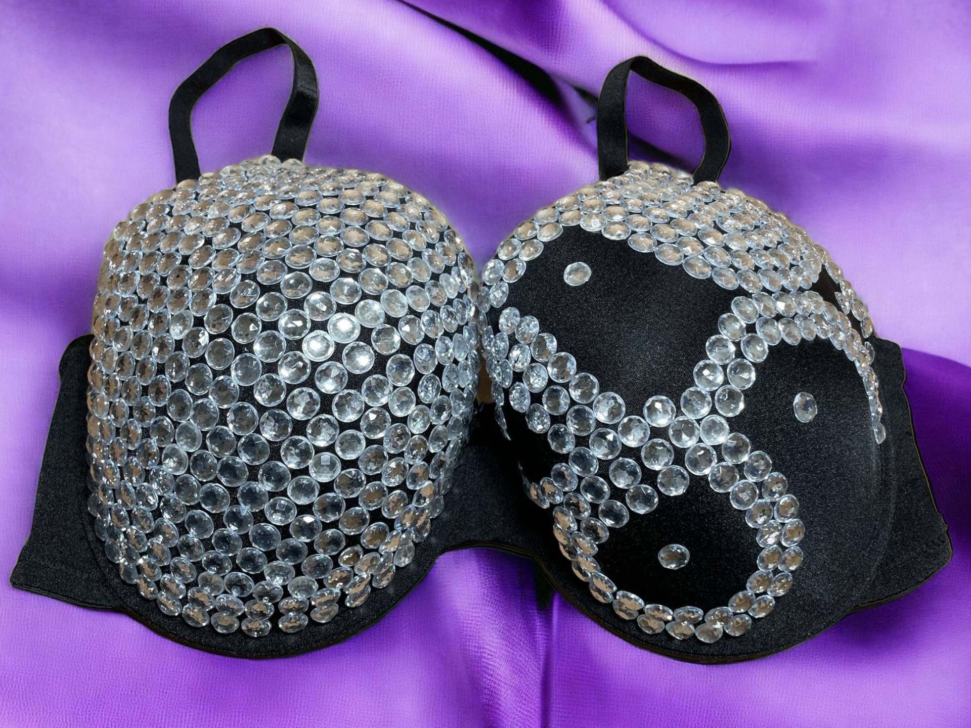 Schwarzer Bh, Acryl Strass Verzierte Körbchen Größe 42D Schwarzer Bh, Acryl Strass Verzierte Körbchen Größe 42D von FlingCostumery