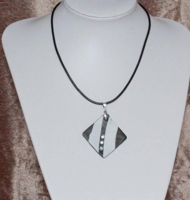 Cooler Modeschmuck Aus Fimo, Mit Lederband Cooler Modeschmuck Aus Fimo, Mit Lederband von FlinkeNadelCreaktiv