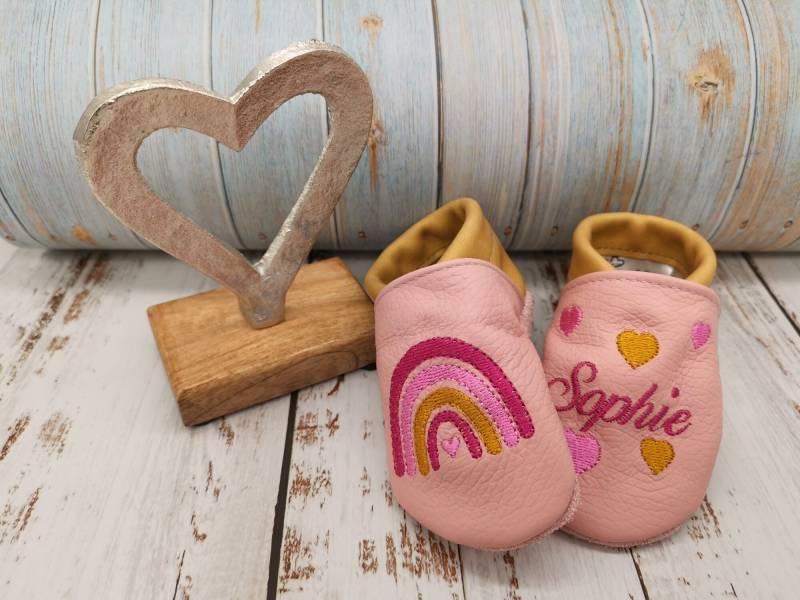Krabbelschuhe Mit Name - Baby Schuhe Regenbogen Lederpuschen Für Kinder Puschen Kleinkinder von FlinkePuschen