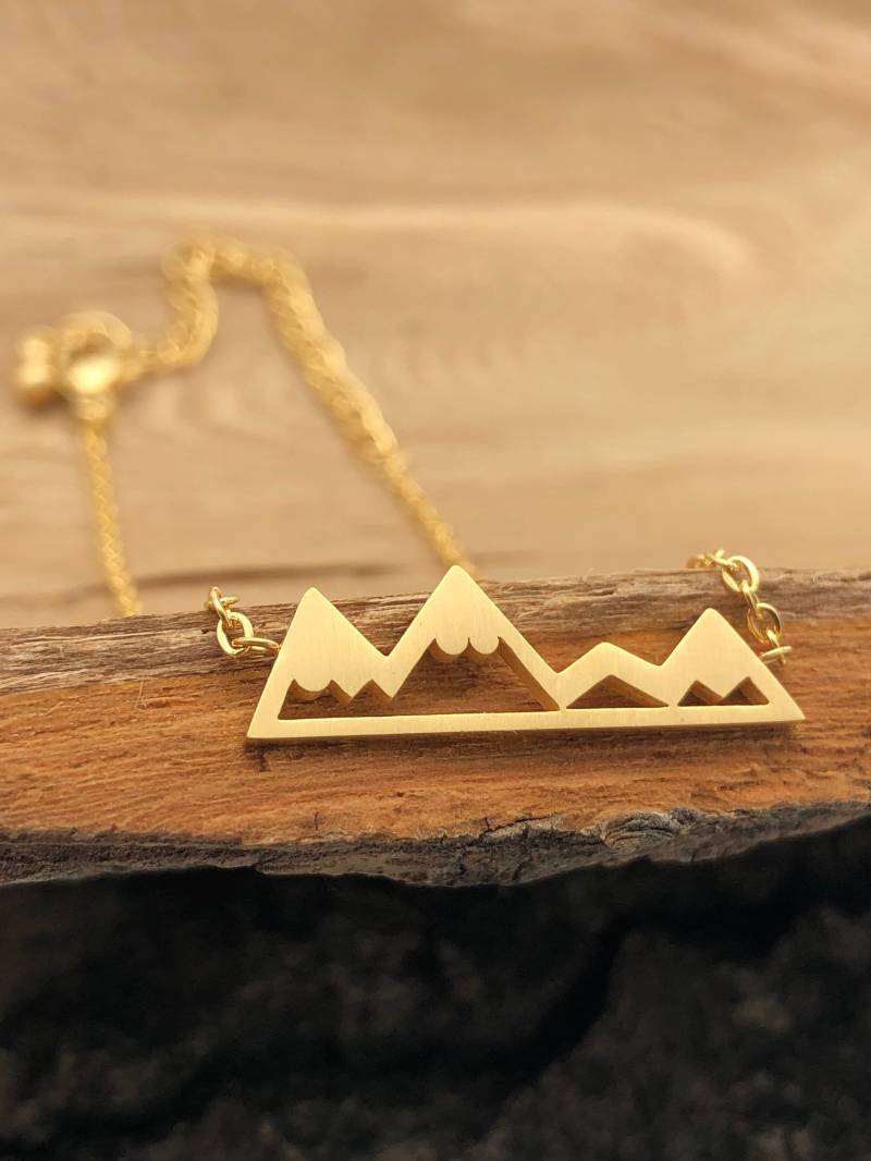 Berg Halskette, Mini Berg, Gold Ski Snowboard Schmuck, Wandern Geschenkideen, Natur, Schneebedeckte Gipfel Berg Halskette, Mini Berg, Gold Ski Snowboard Schmuck, Wandern Geschenkideen, Natur, Schneebedeckte Gipfel von FlintnFeather