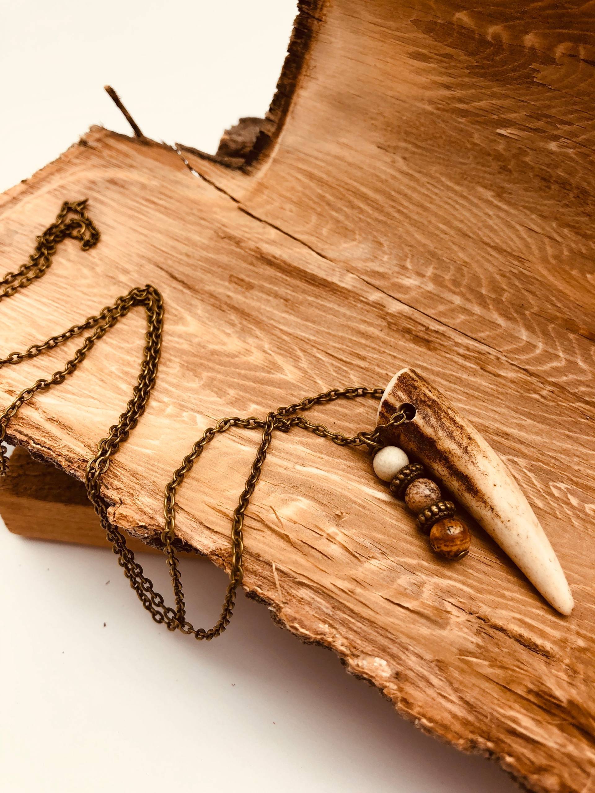 Geweihspitze Halskette Mit Jaspis Steinen, Echtes Geweih Anhänger, Hirschgeweih Schmuck, Lange Halskette, Schuppen Hirschspitze Anhänger Geweihspitze Halskette Mit Jaspis Steinen, Echtes Geweih Anhänger, Hirschgeweih Schmuck, Lange Halskette, Schuppen Hirschspitze Anhänger von FlintnFeather