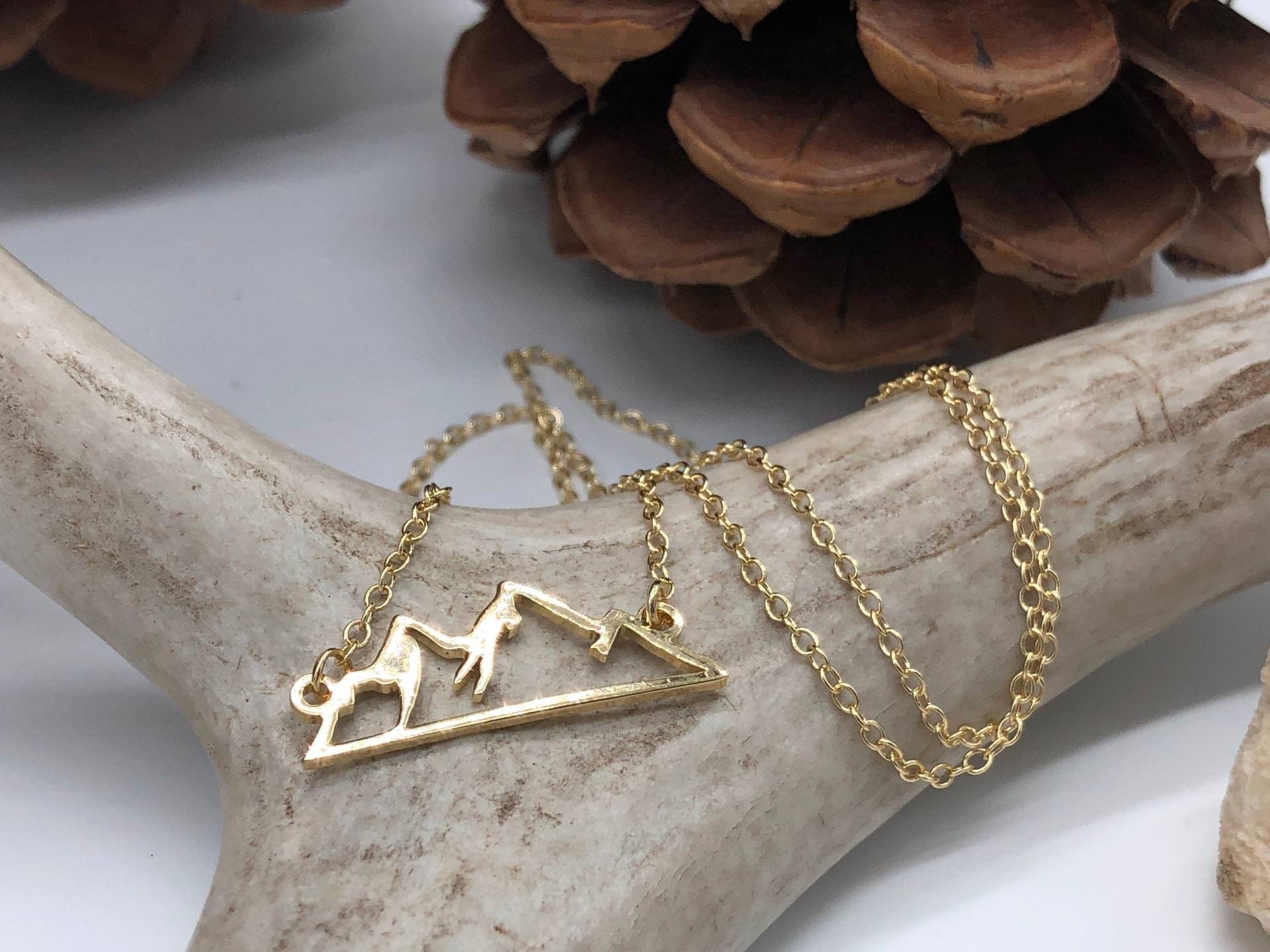 Gold Berghalskette, Bergkette Gold, Berg Geschenke, Alpine Halskette, Schneebedeckte Gipfel, Schneebedeckter Berg, Alpiner Schmuck, Geschenk Für Sie Gold Berghalskette, Bergkette Gold, Berg Geschenke, Alpine Halskette, Schneebedeckte Gipfel, Schneebedeckter Berg, Alpiner Schmuck, Geschenk Für Sie von FlintnFeather