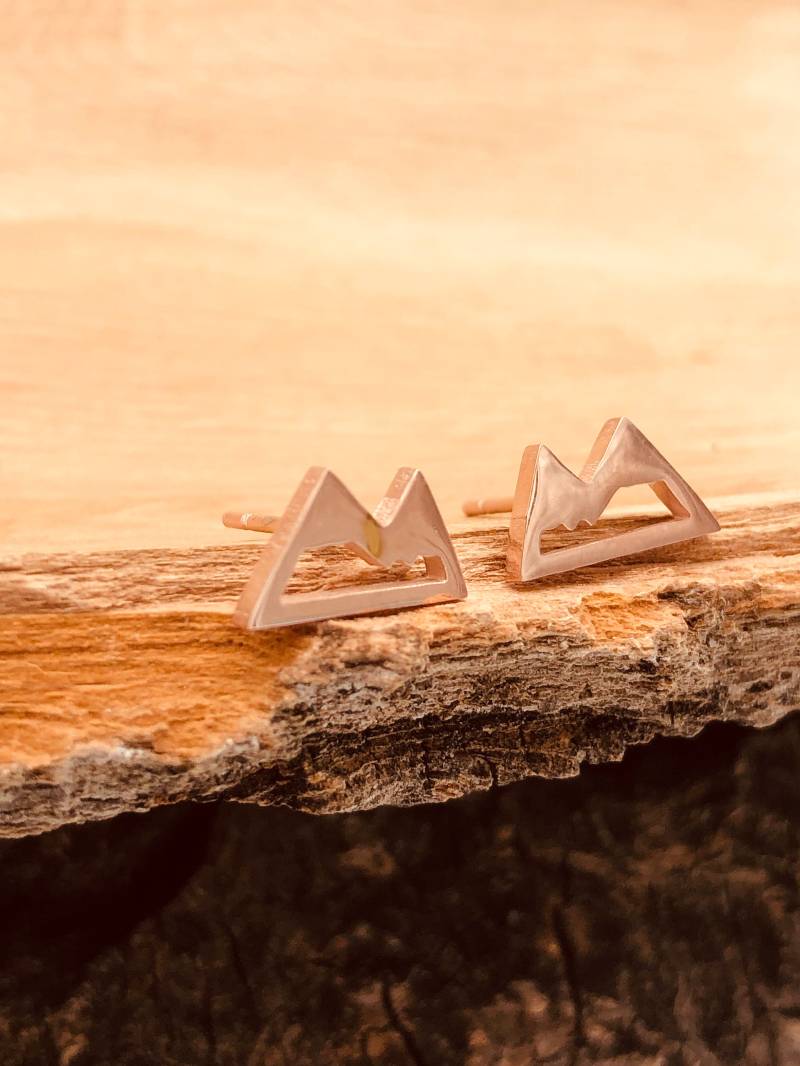 Rosegold Berg Ohrstecker, Mini Ohrringe, Zierliche Kleine Schmuck, Ohrringe Wandern, Ski Fahren Rosegold Berg Ohrstecker, Mini Ohrringe, Zierliche Kleine Schmuck, Ohrringe Wandern, Ski Fahren von FlintnFeather