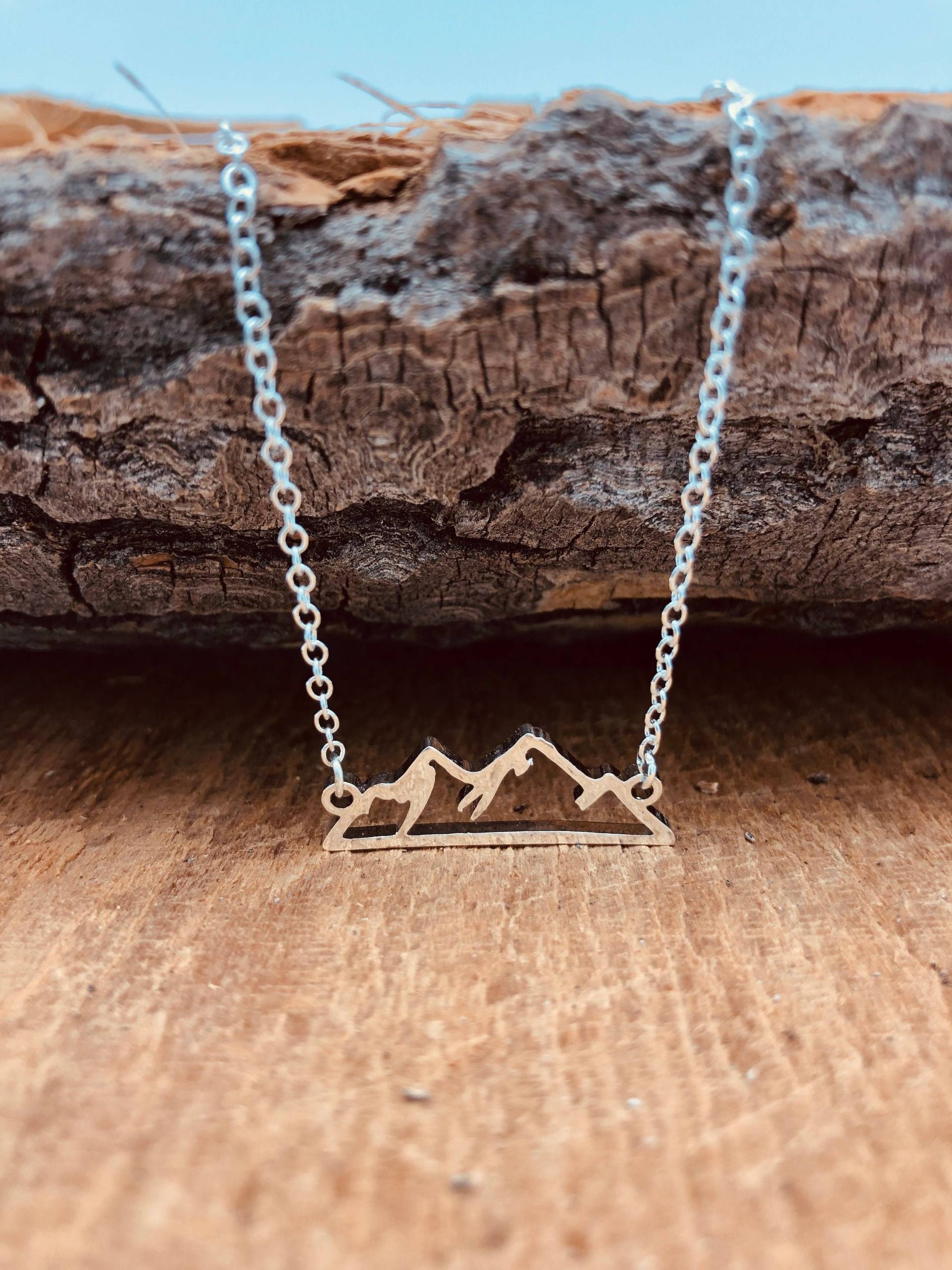 Silber Berg Halskette, Niedliche Alpine Hohler Berg, Klettern, Wandern, Geschenkidee, Berge Rufen, Bergsilhouette Silber Berg Halskette, Niedliche Alpine Hohler Berg, Klettern, Wandern, Geschenkidee, Berge Rufen, Bergsilhouette von FlintnFeather