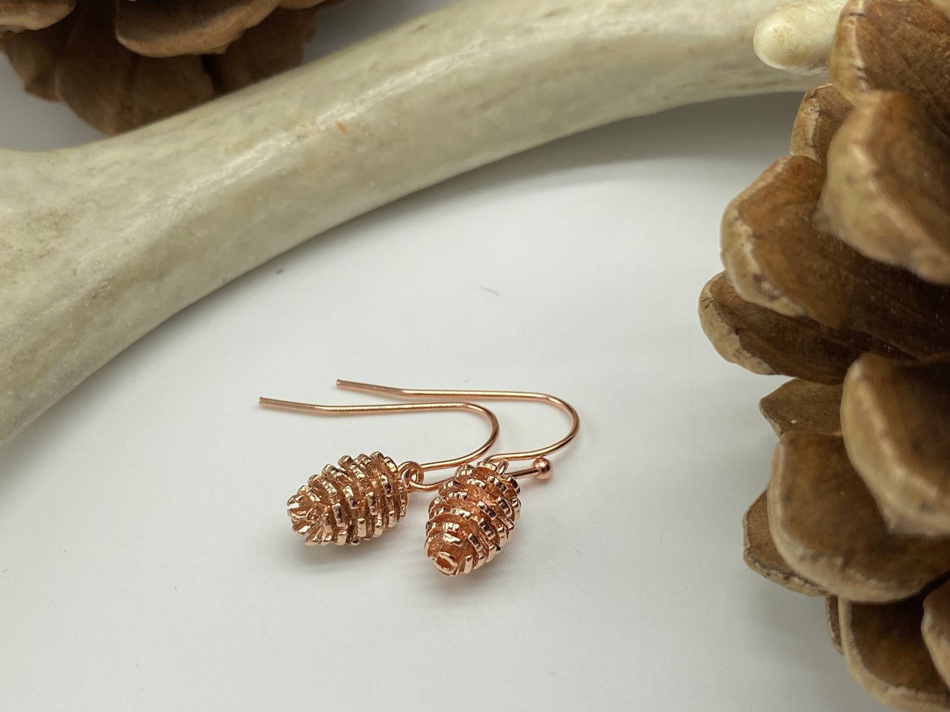 Zierliche Pinecone Ohrringe, Gold, Silber, Roségold, Mini Tannenzapfen, Pine Cone Einfach, Minimalistisch, Niedlich, Klein, Ohrringe Zierliche Pinecone Ohrringe, Gold, Silber, Roségold, Mini Tannenzapfen, Pine Cone Einfach, Minimalistisch, Niedlich, Klein, Ohrringe von FlintnFeather