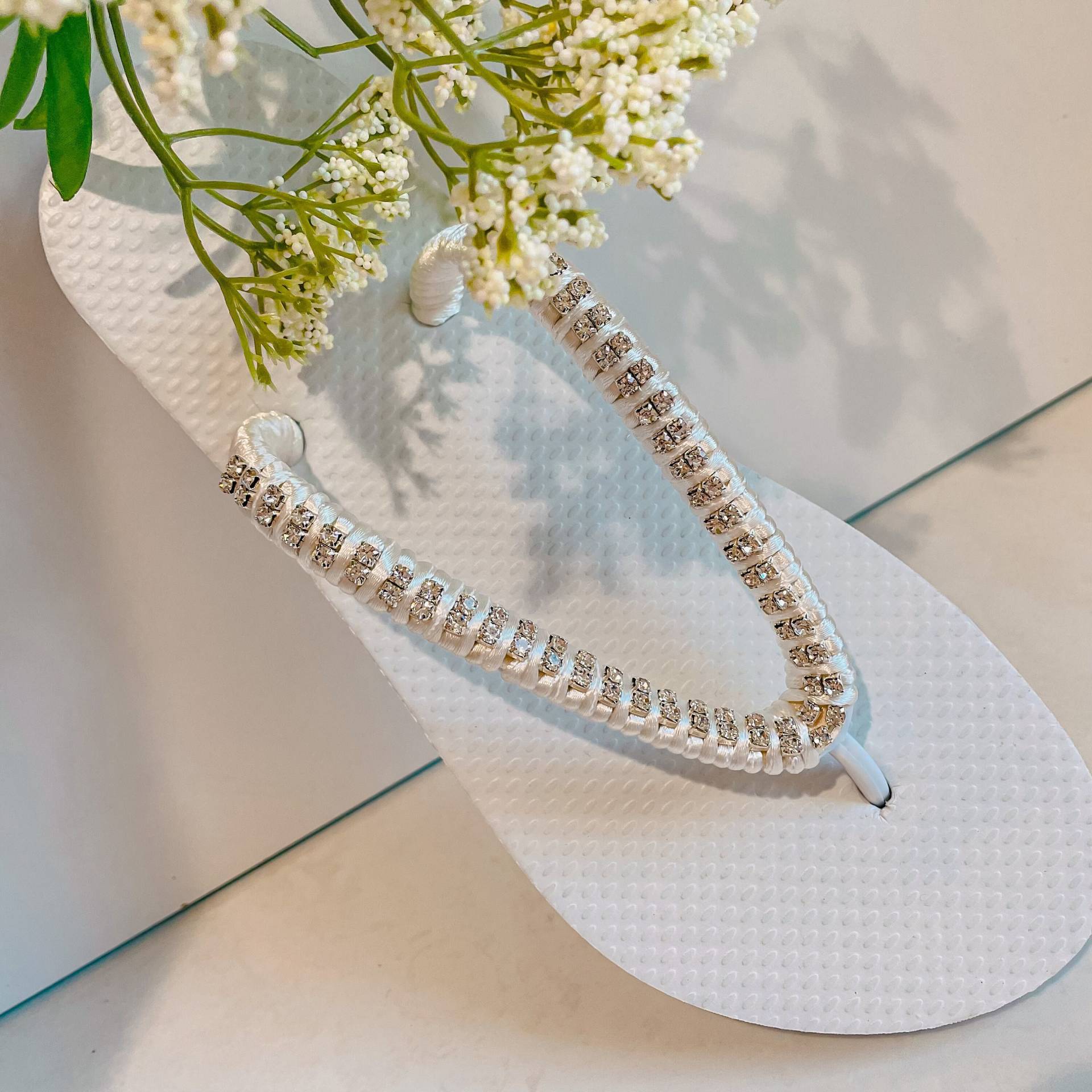 Brautschuhe, Weiße Sandalen Für Strandhochzeit, Individuelle Brautsandalen, Strass Frauen, Hochzeitsschuhe, Flip Flops Verziert von FlipFlopColors