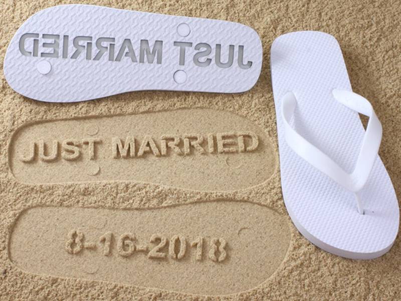 Just Married Date Benutzerdefinierte Sand Imprint Flip Flops - Erhältlich in 140+ Farbkombinationen Just Married Date Benutzerdefinierte Sand Imprint Flip Flops - Erhältlich in 140+ Farbkombinationen von FlipSideFlipFlops