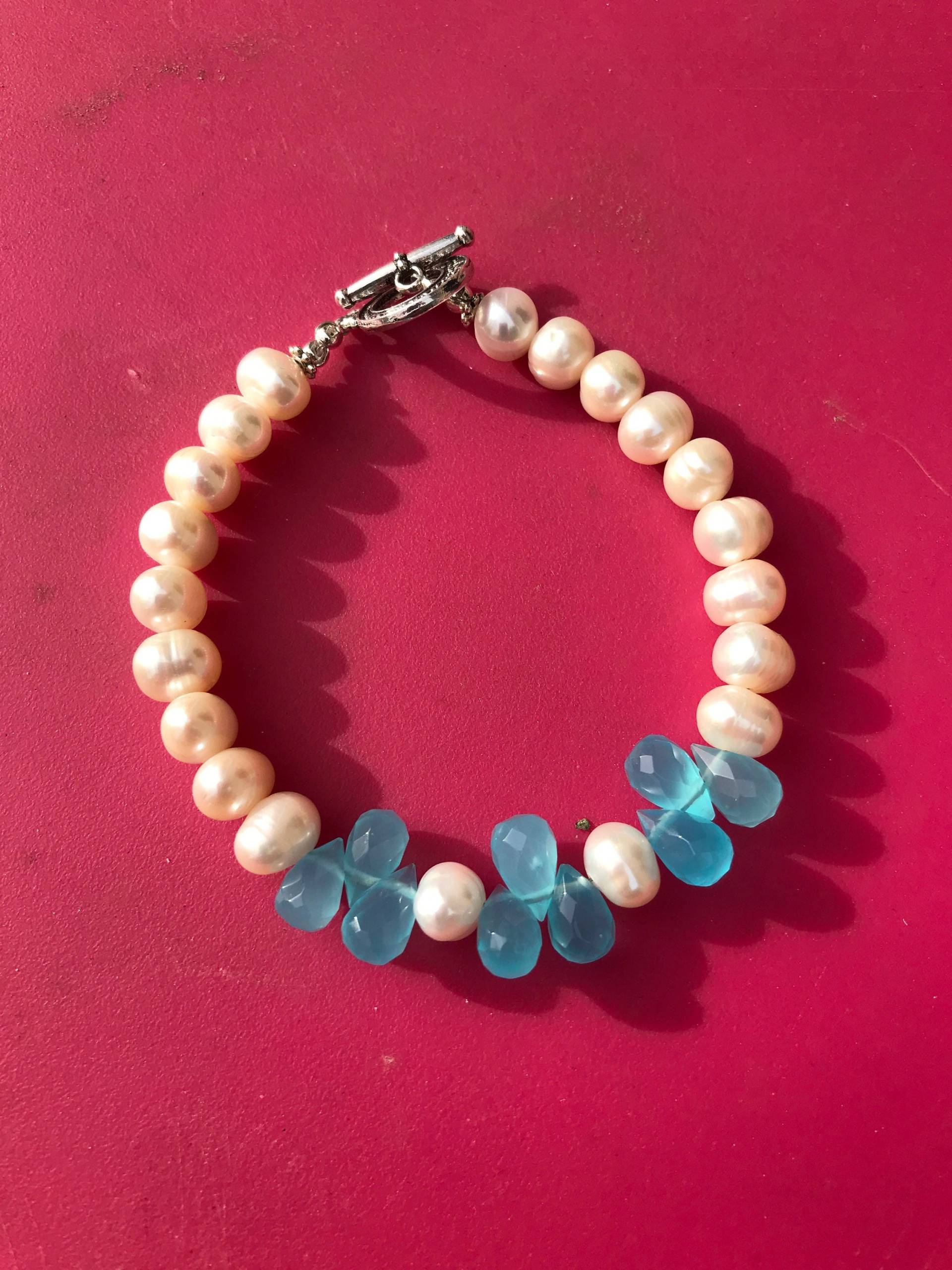 Armband - Süßwasser-Perlen Und Blauen Kristall-Quarz von FlippedJewelry