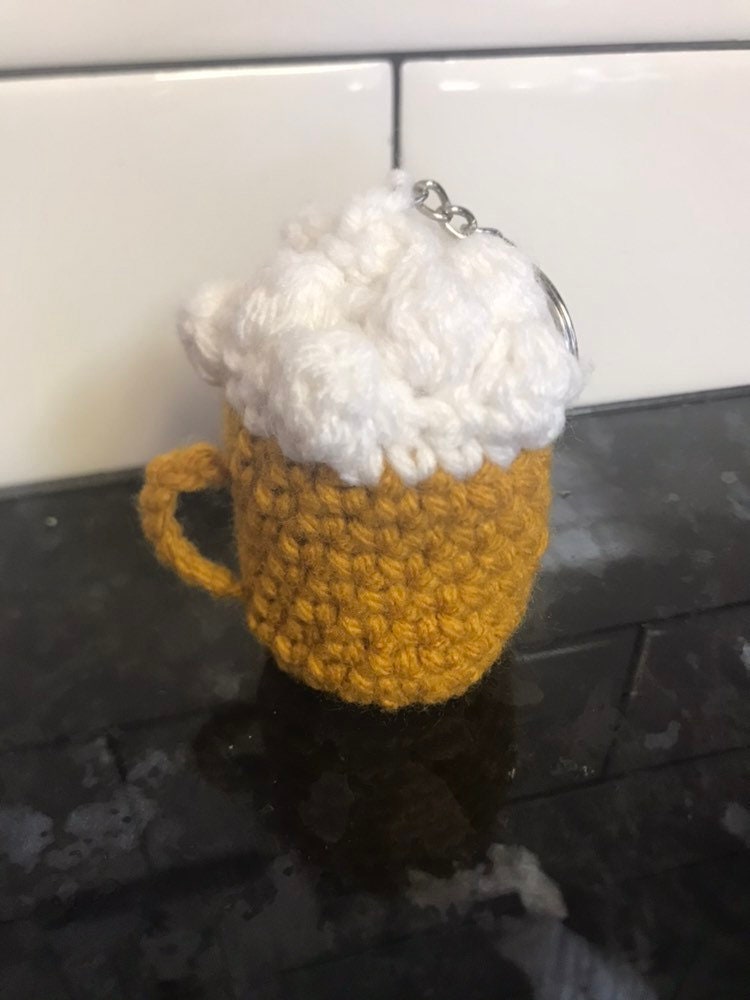 Handgefertigte Gehäkelte Bier Schlüsselanhänger von FlirtingWithYarn