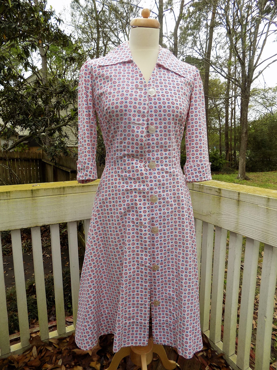 Vintage 40Er 50Er Jahre Patriotisch Juli 4Th Picknick Rot Weiß Blau Atomic Print 3/4 Ärmel Baumwolle Button Down Fit & Flare Day Kleid Größe S Vintage 40Er 50Er Jahre Patriotisch Juli 4Th Picknick Rot Weiß Blau Atomic Print 3/4 Ärmel Baumwolle Button Down Fit & Flare Day Kleid Größe S von FlirtyGirlsCloset