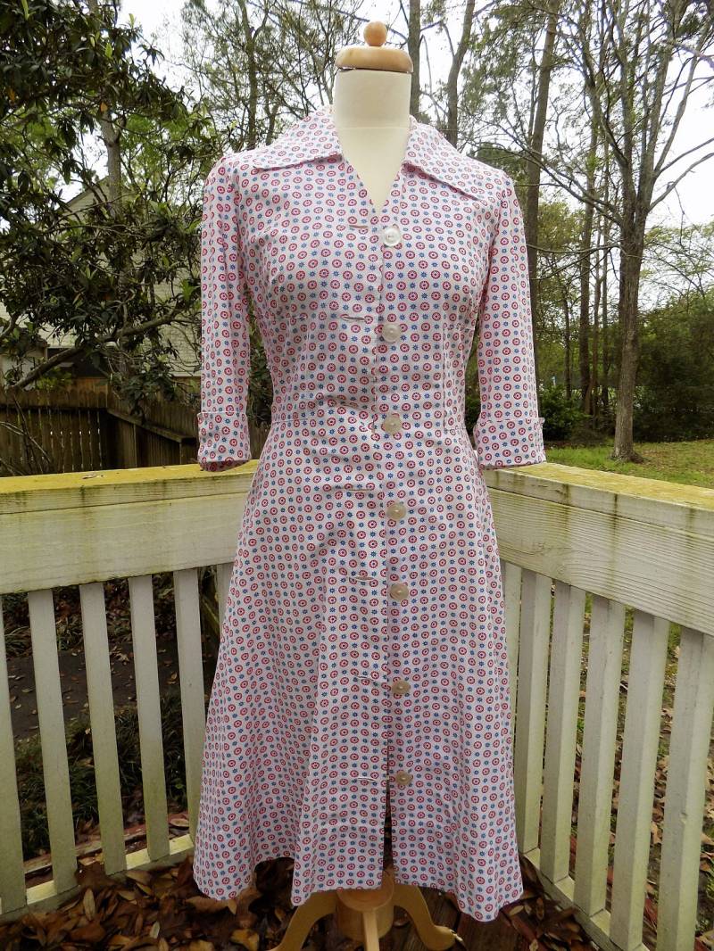 Vintage 40Er 50Er Jahre Patriotisch Juli 4Th Picknick Rot Weiß Blau Atomic Print 3/4 Ärmel Baumwolle Button Down Fit & Flare Day Kleid Größe S von FlirtyGirlsCloset