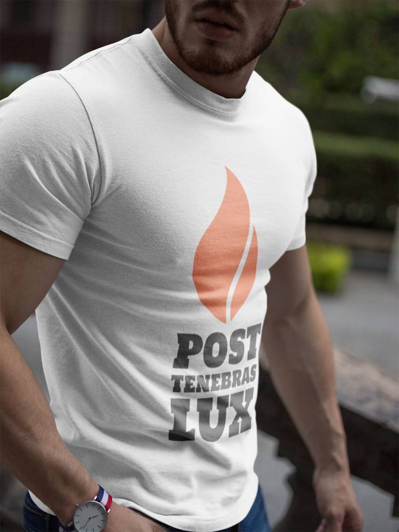 Post Tenebras Lux - Kurzarm-T-Shirt Post Tenebras Lux - Kurzarm-T-Shirt von MansfieldandCo