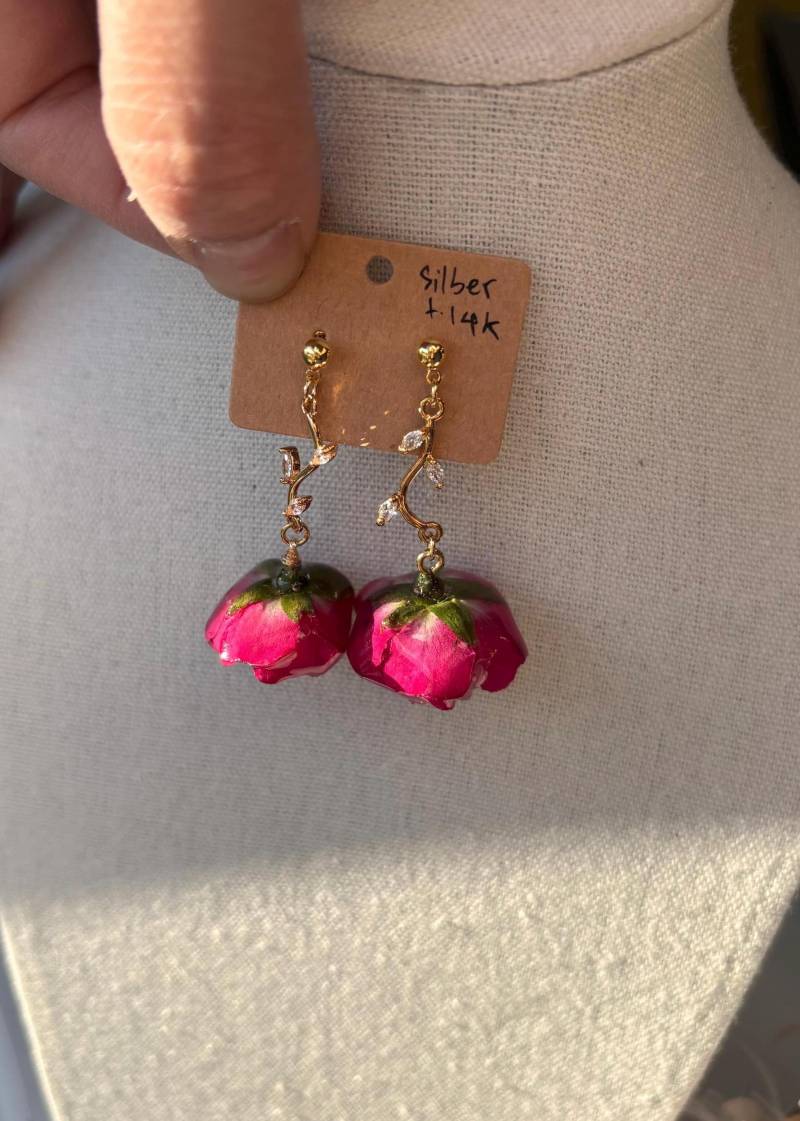 Echte Mini Rose Ohrringe Ohrsteckerstift 925 Sterling Silber Mit 14K Vergoldet Zirkon Harzschmuck von FloResinBlossomCraft