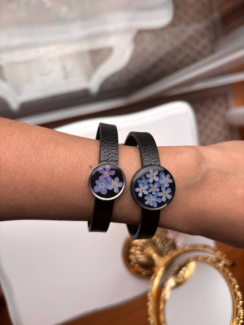 Echte Vergissmeinnicht Blumen Leder Armband in Schwarz Mit Edelstahl Harz Schmuck von FloResinBlossomCraft
