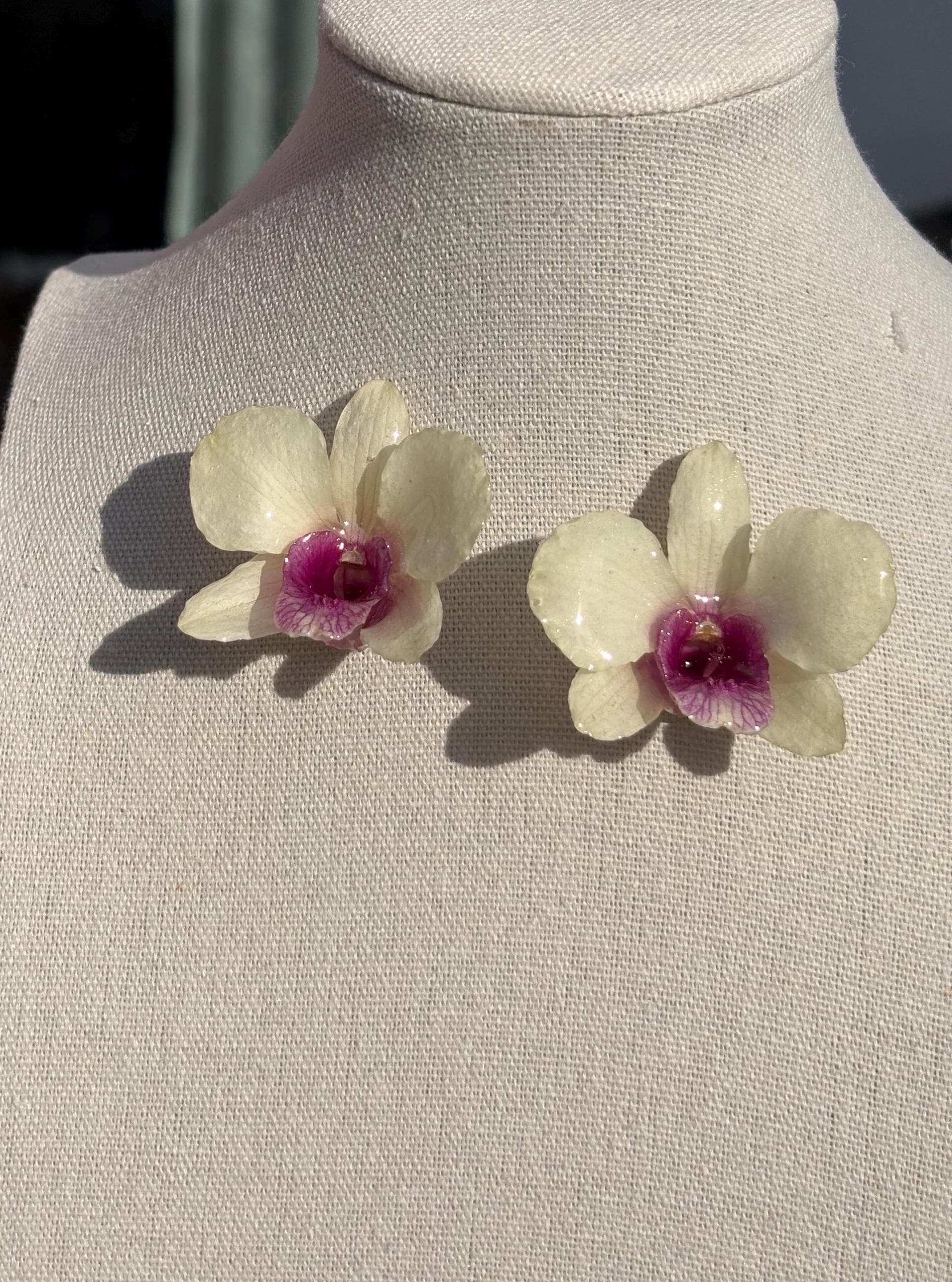 Echte Weiße Rosa Dendrobium Orchidee Ohrringe Haken Edelstahl Harzschmuck Naturfarbene Echte Weiße Rosa Dendrobium Orchidee Ohrringe Haken Edelstahl Harzschmuck Naturfarbene von FloResinBlossomCraft