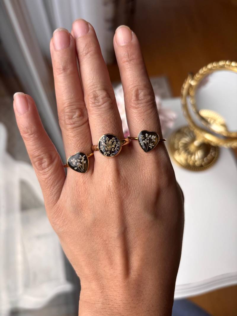 Echte Wilde Möhre Blumen Ring Weiße Und Schwarze Mit Edelstahl Verstellbar Harz Schmuck von FloResinBlossomCraft