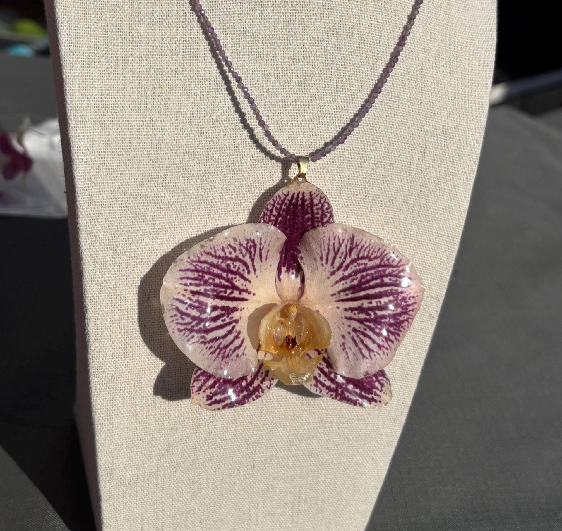 Echten Lila Orchidee Halskette Mit Amethyst Steinen Phalaenopsis „Anastasia"Orchidee Premium Kollektion Echten Lila Orchidee Halskette Mit Amethyst Steinen Phalaenopsis „Anastasia"Orchidee Premium Kollektion von FloResinBlossomCraft