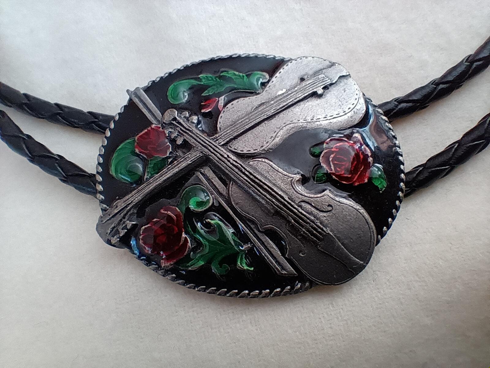 Bolo Westernkrawatte Siskiyou 1988 Violine Und Rosen Countrymusic Sammler Vintage 80Er von FlohmiOmi