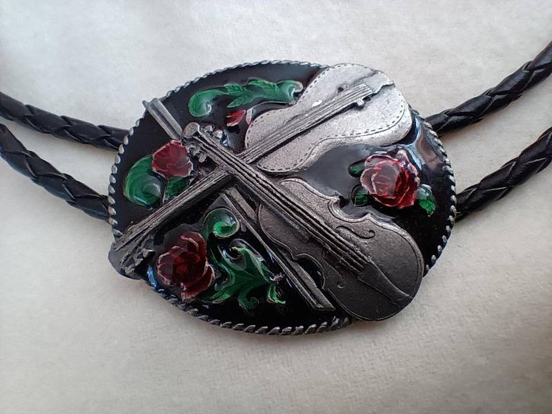 Bolo Westernkrawatte Siskiyou 1988 Violine Und Rosen Countrymusic Sammler Vintage 80Er von FlohmiOmi