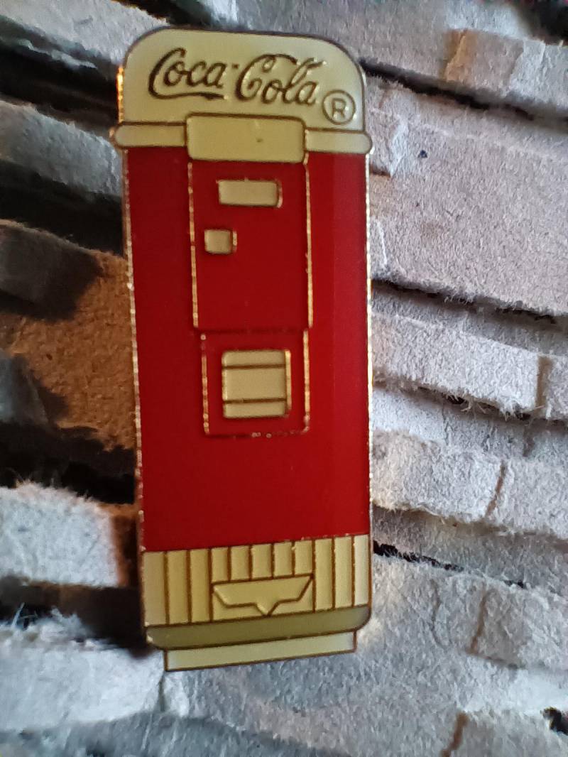 Lapel Pin Anstecknadel Coca Cola Getränkeautomat Sammler Getränke Vintage Merchandise von FlohmiOmi