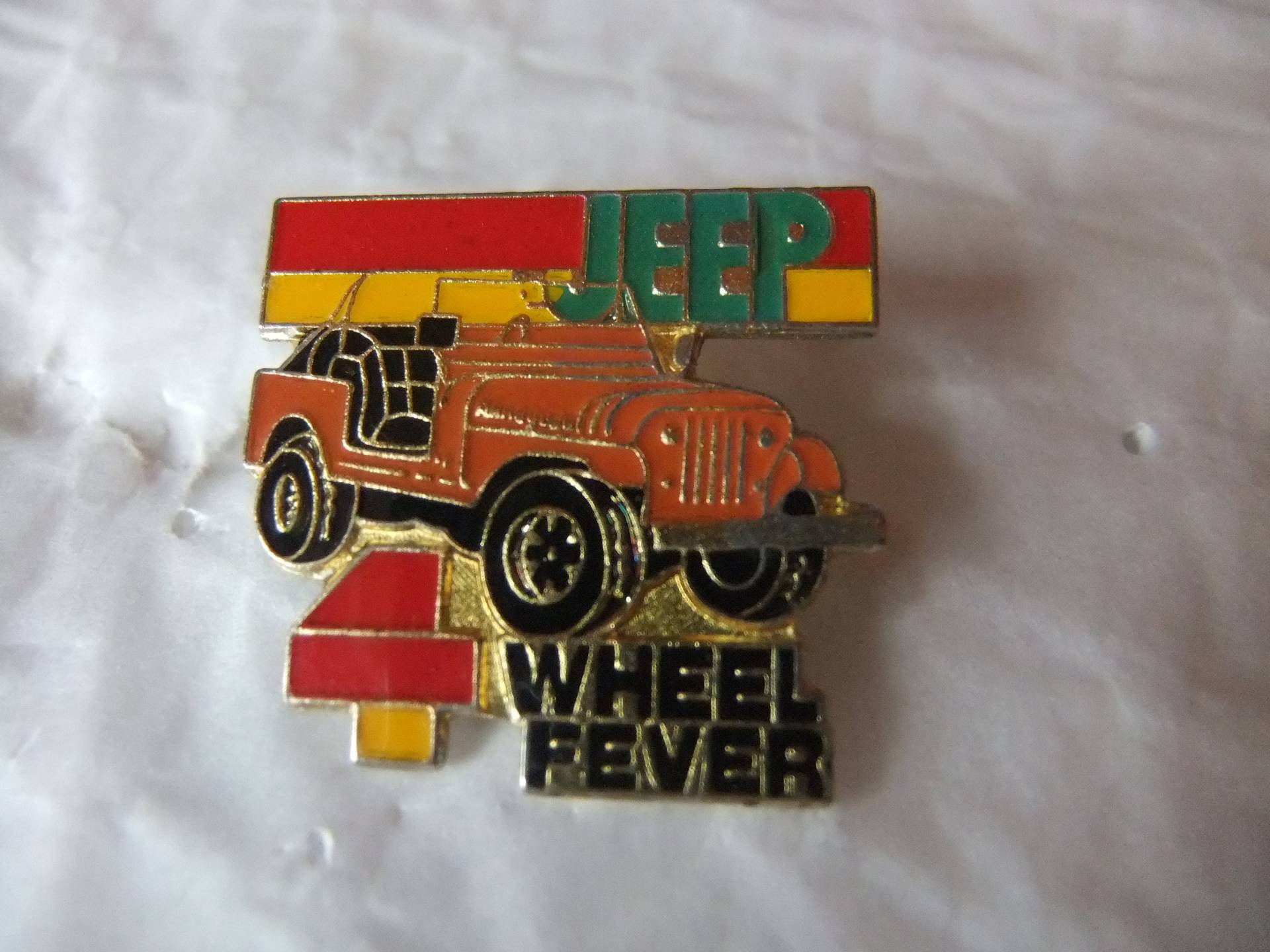 Lapel Pin Anstecknadel Jeep 4 Wheel Fever Fahrzeuge Auto Allrad Sammler Werbemittel Geländewagen von FlohmiOmi