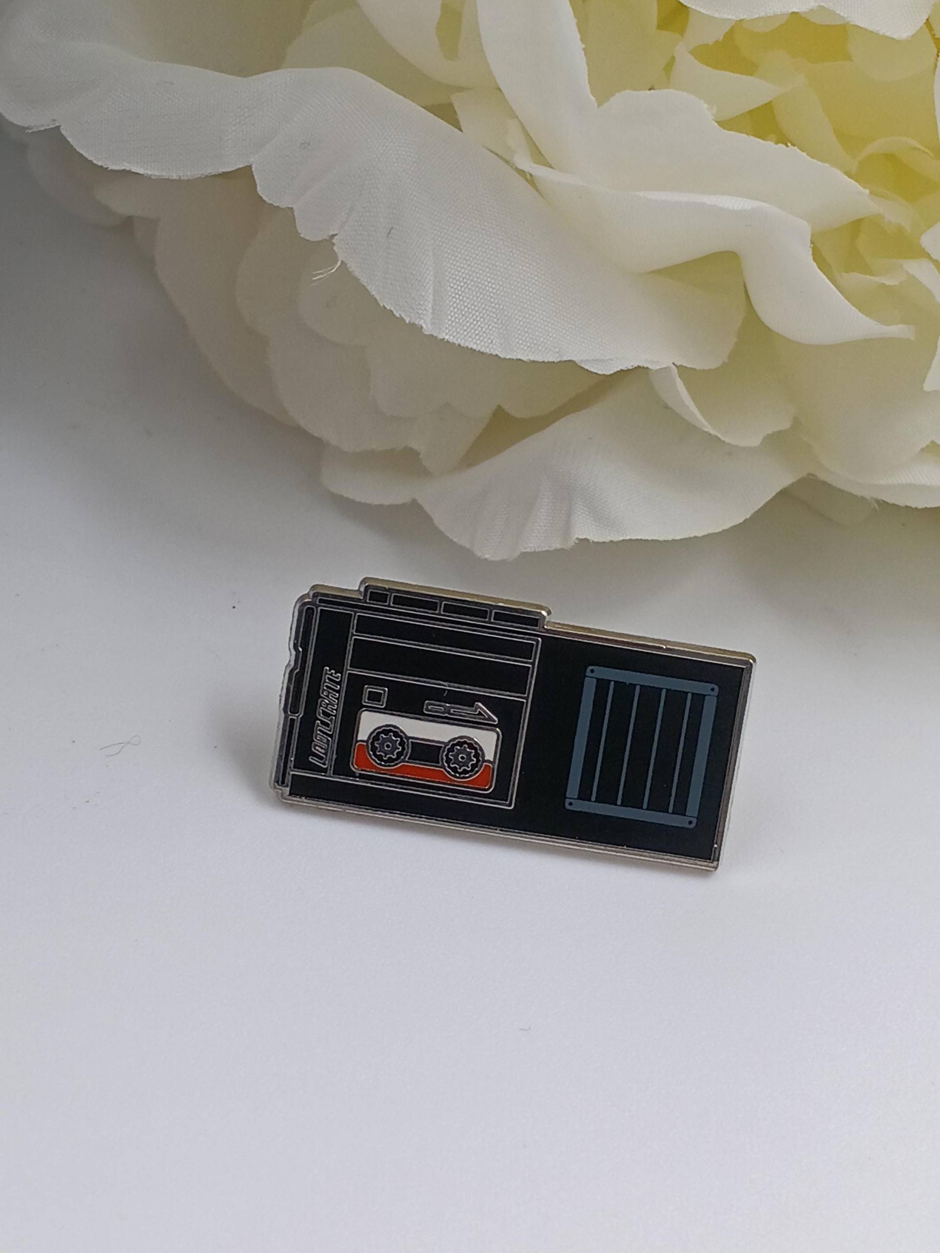 Pin Anstecknadel Kassettenrecorder, Lootcrate Investigate, 2017, Sammler Pin Anstecknadel Kassettenrecorder, Lootcrate Investigate, 2017, Sammler von FlohmiOmi