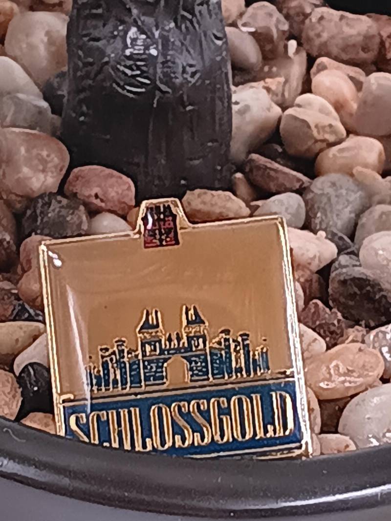 Pin Anstecknadel Swiss Beer Schlossgold Bier Sammler Werbeartikel von FlohmiOmi