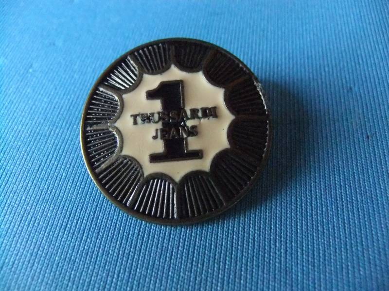 Pin Anstecknadel Trussardi Jeans 1 Mode Sammler Werbemittel Pin Anstecknadel Trussardi Jeans 1 Mode Sammler Werbemittel von FlohmiOmi